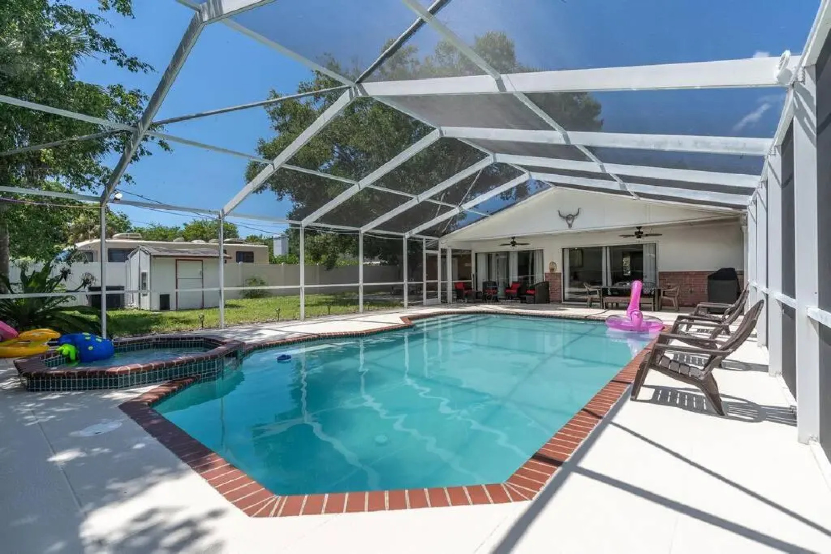 Beautiful home- Private getaway-Heated Pool/Hottub