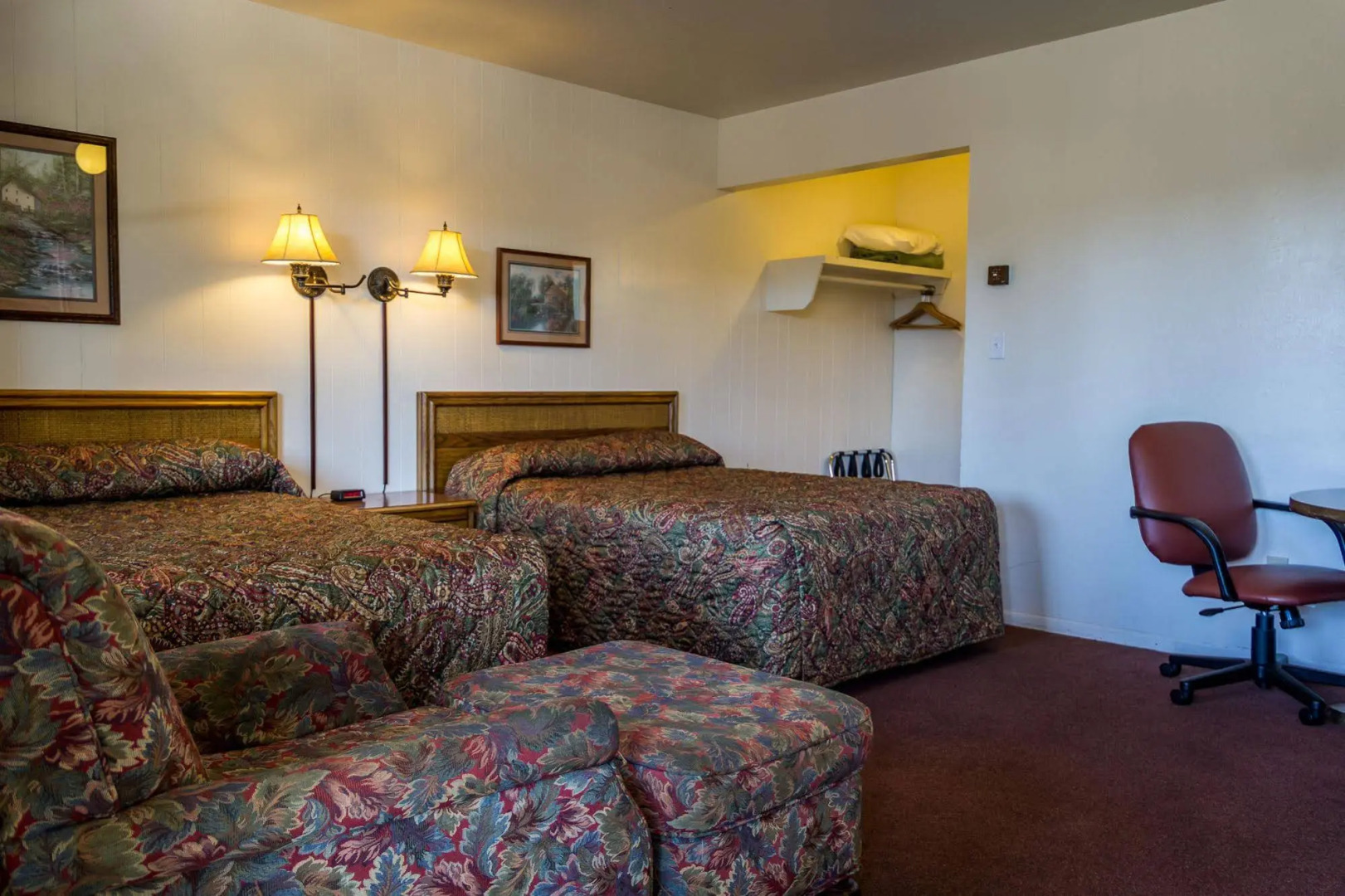 Charm Motel & Suites