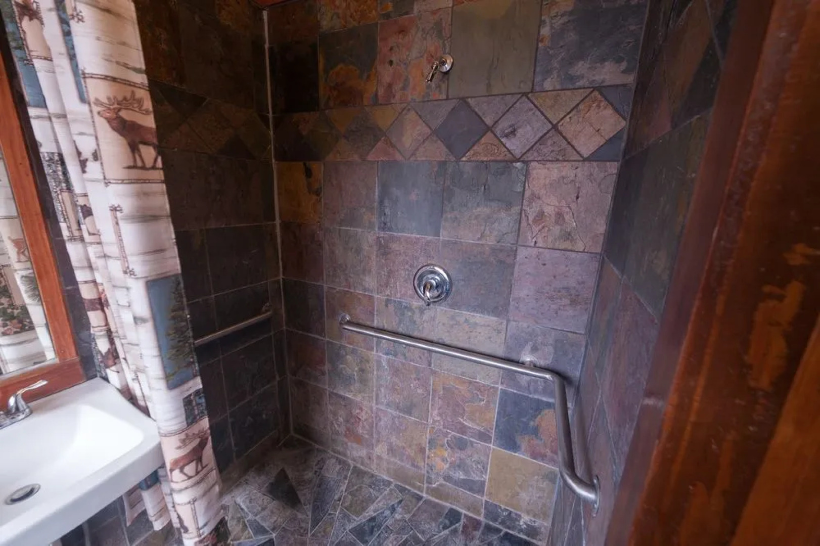 North Yellowstone Lodge and Hostel