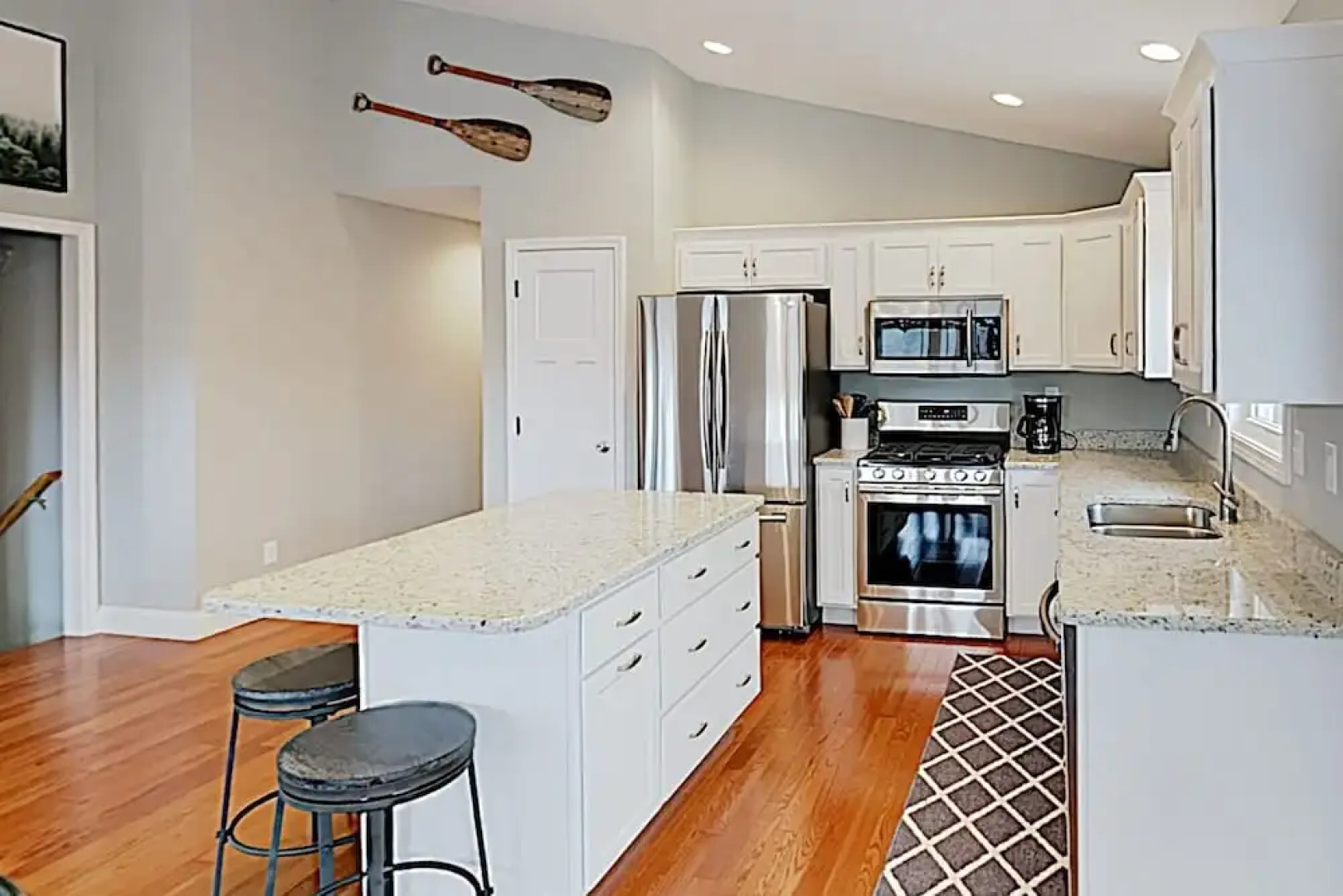 River-view Deck & Hot Tub! Minutes To Downtown 3 Bedroom Home