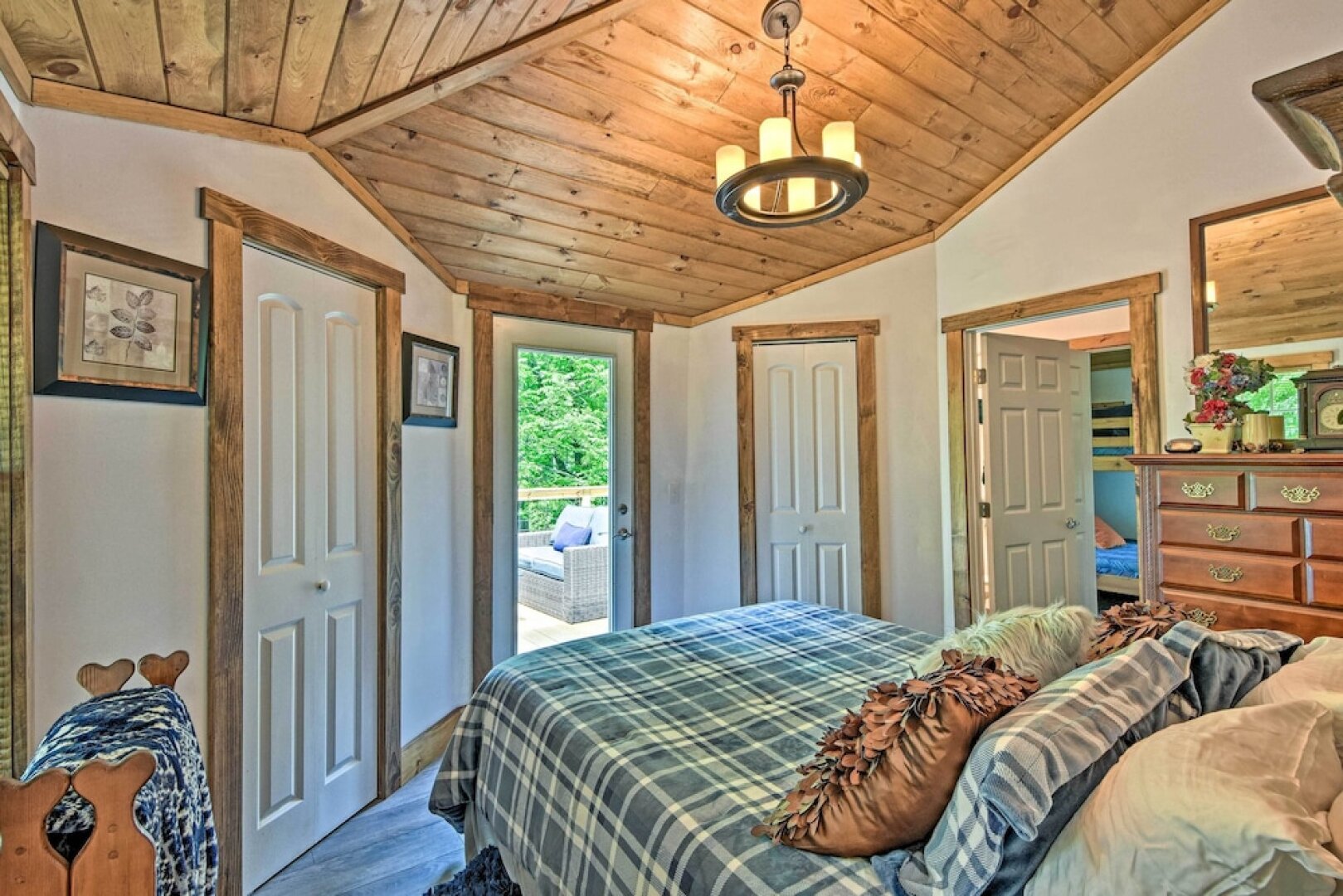 Renovated Highlands Cottage 3 Miles to Downtown!