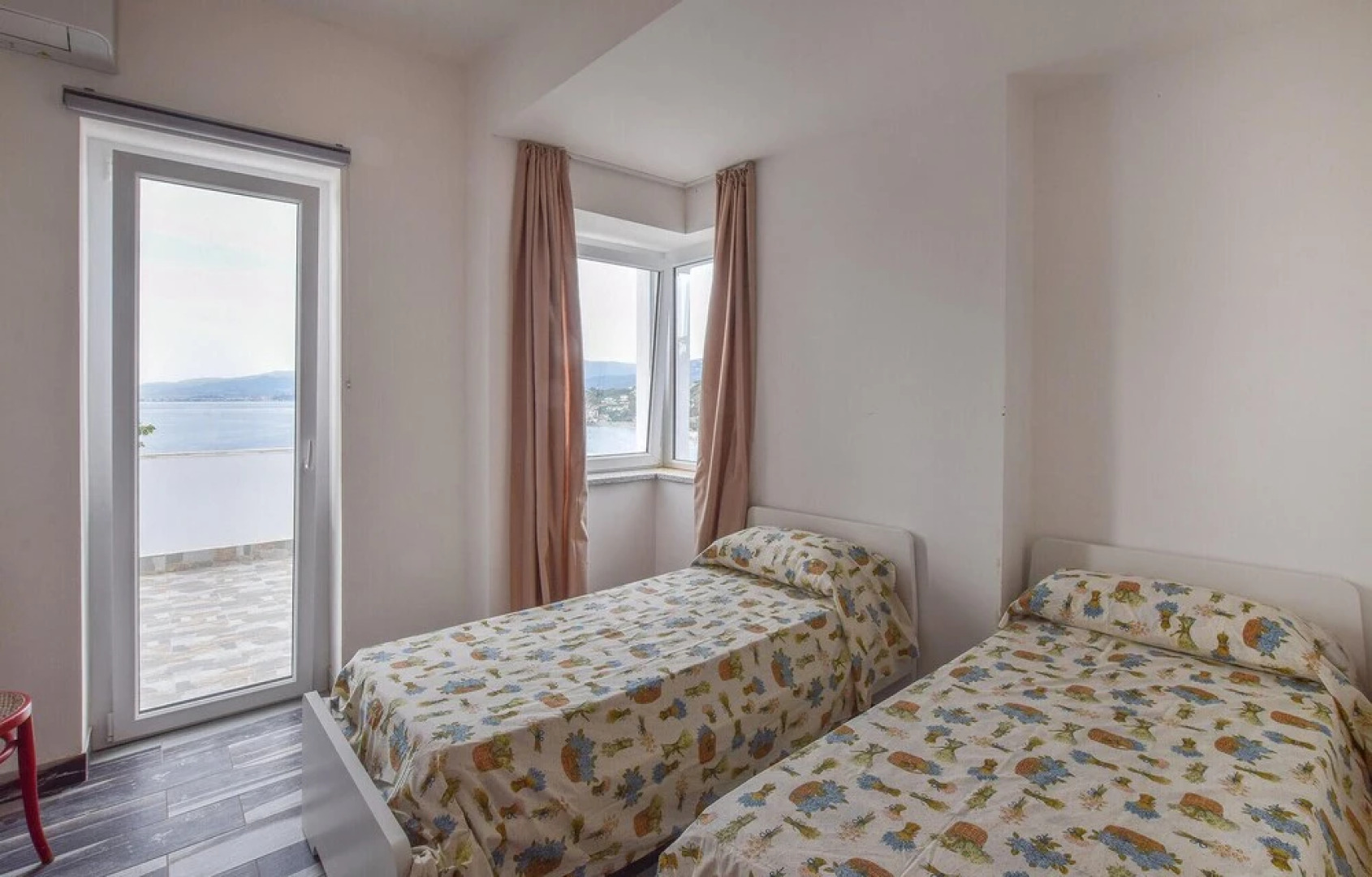 Beautiful Home in Stalettì With Wifi and 4 Bedrooms