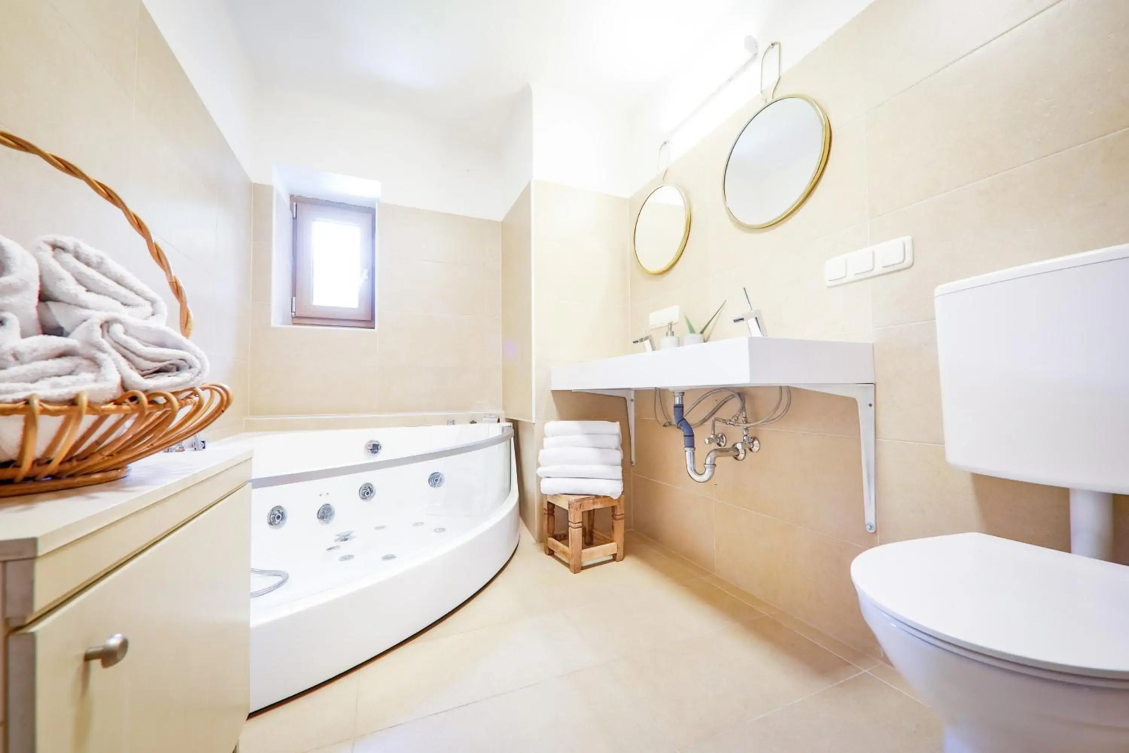 Chalet Green Pastures, romantic country side farm with pool near Salzburg