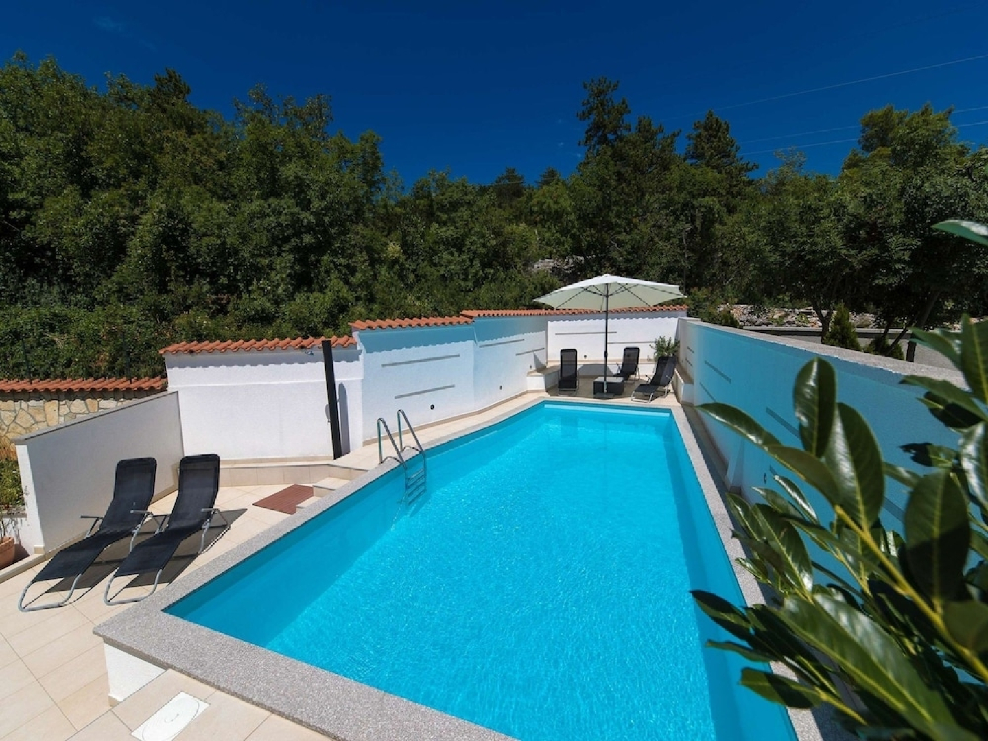 Beautiful Home With Private Pool, Roof Terrace and Summer Kitchen