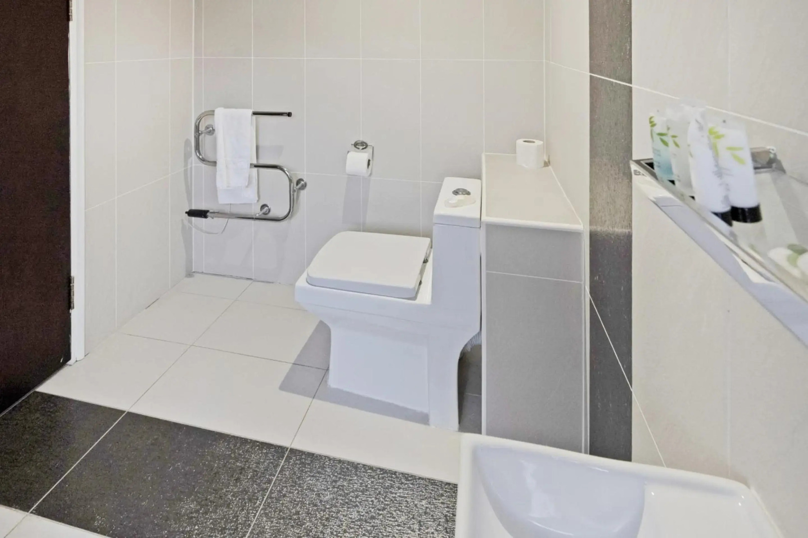 OYO The Baltimore Hotel