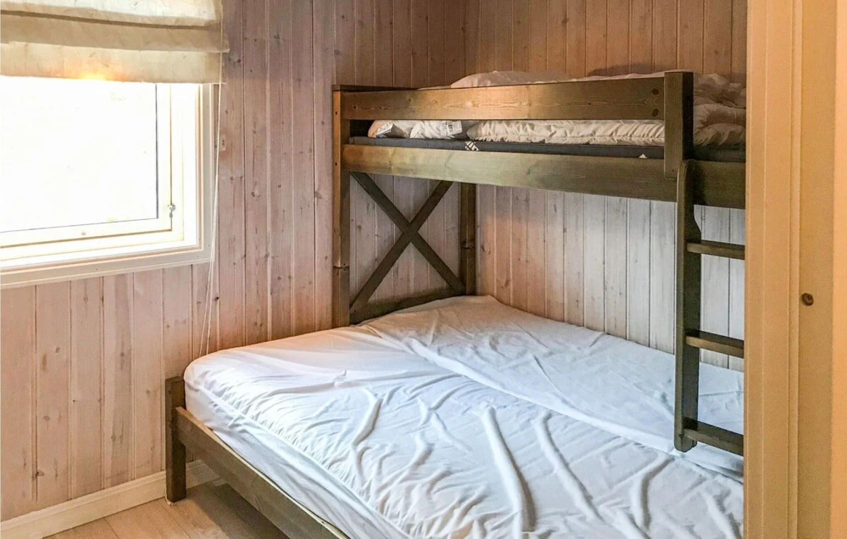 Stunning Home in Stadlandet With 4 Bedrooms and Jacuzzi