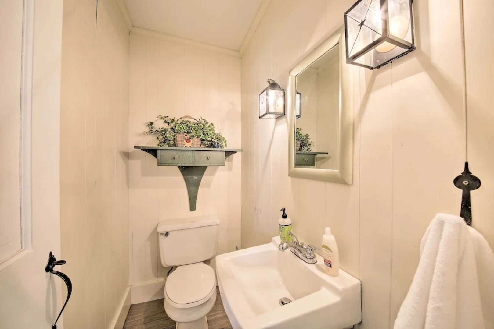 Cozy Colonial Home w/ Bay Access & Water View