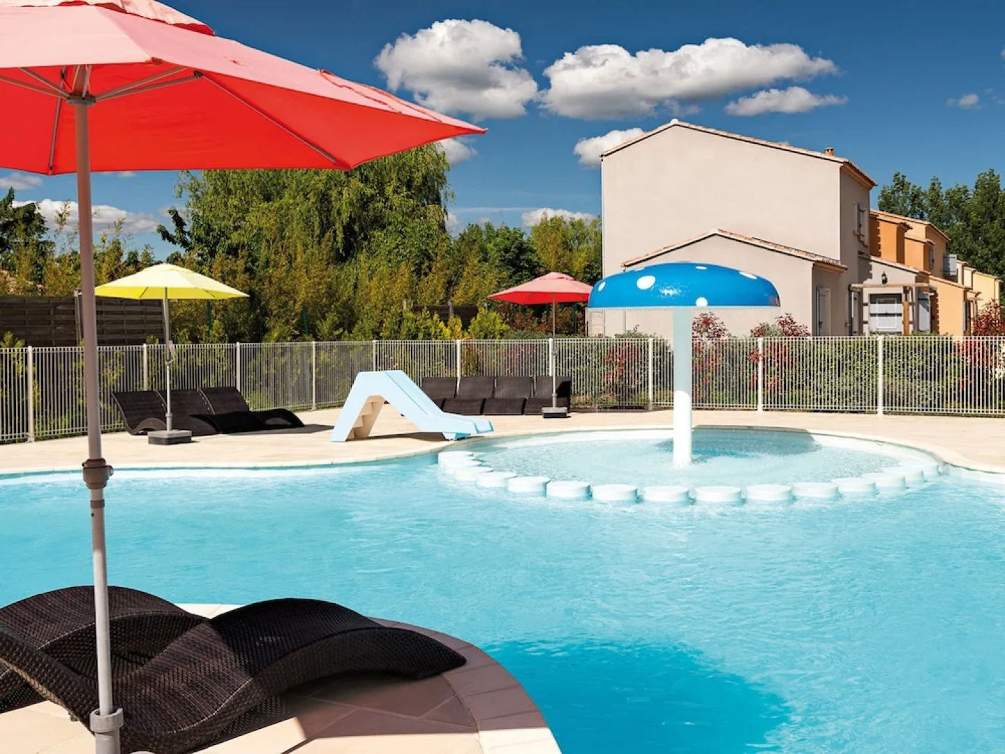 Spacious Holiday Home With Dishwasher and AC, in the Luberon