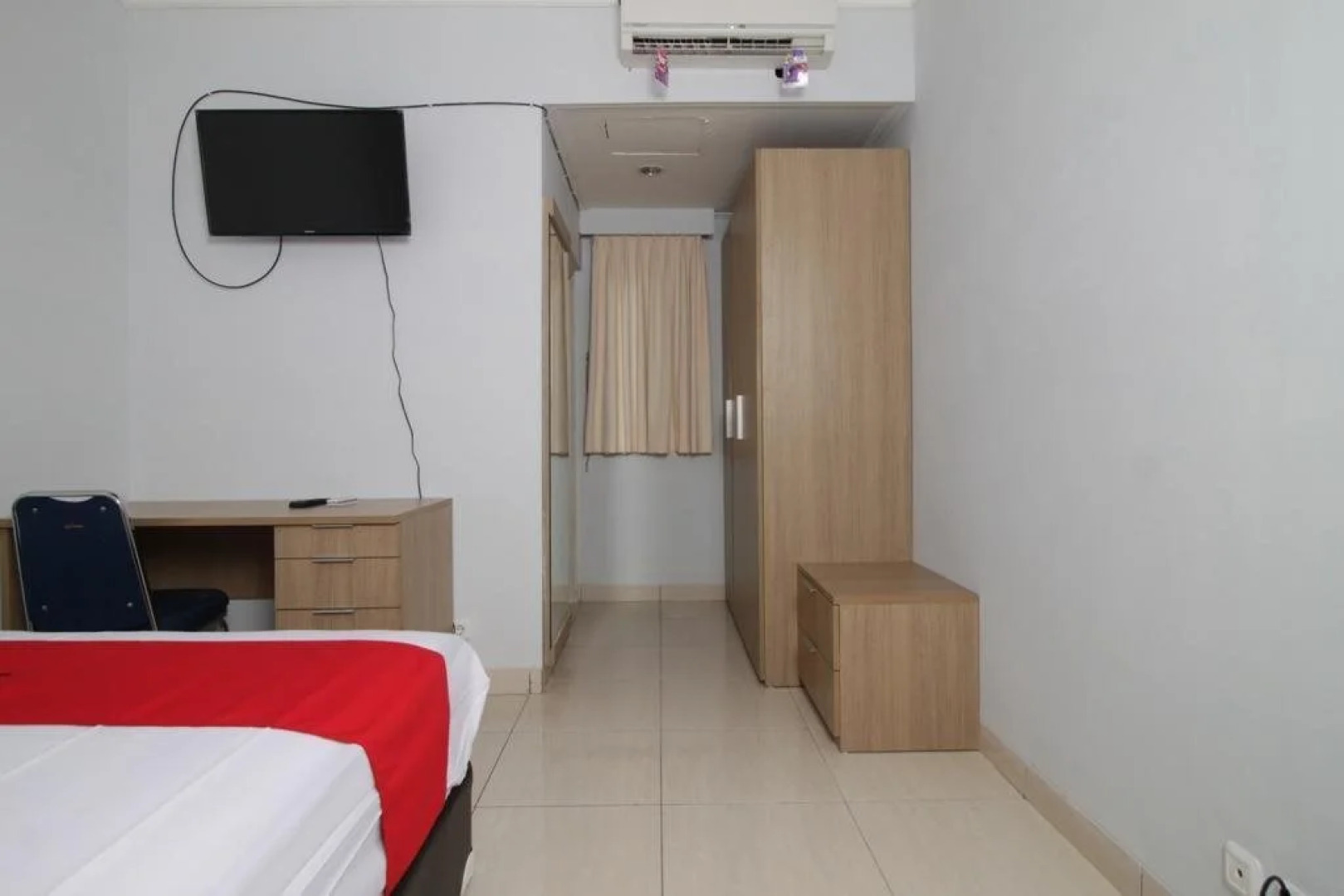 RedDoorz near Lippo Village 3