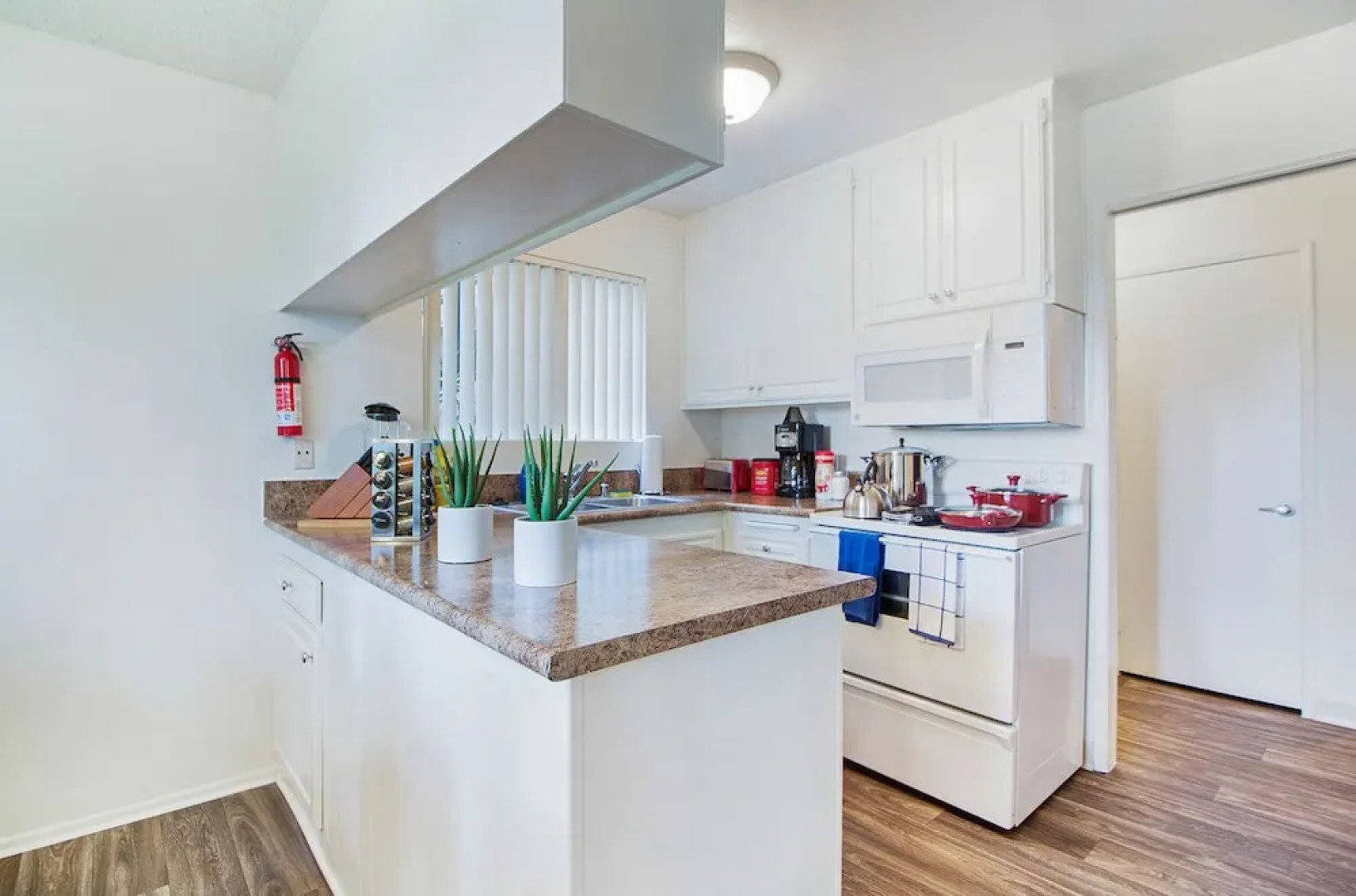 NEW - Private Entrance 2BR/BATH Next To Ritz Carlton Laguna - Walk To Beach! (MB3)