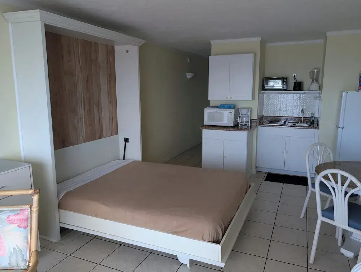 Traders Inn Beach Club