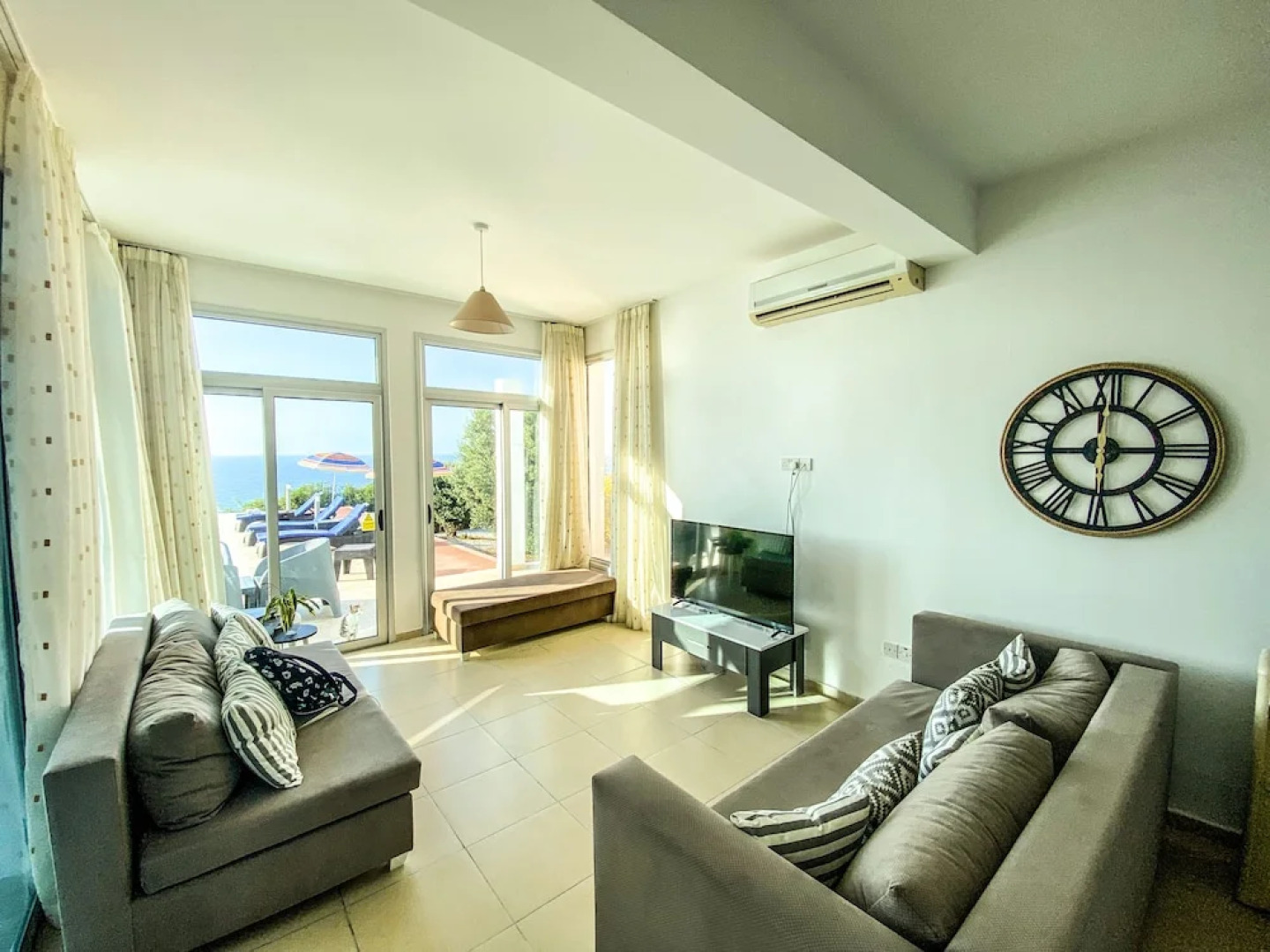 Sea Cliff villa, 4 beds, sleeps 2- 7, Free Wifi, Heated Pool option.