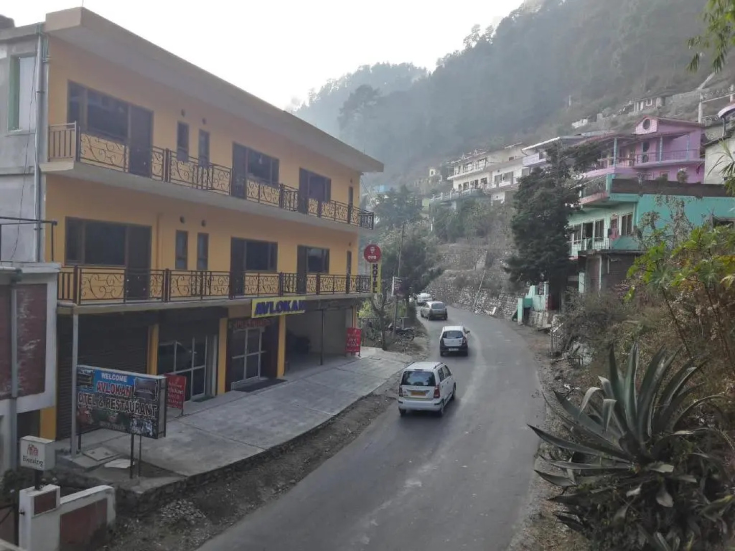 Hotel Avlokan - Near Kainchi Dham Mandir