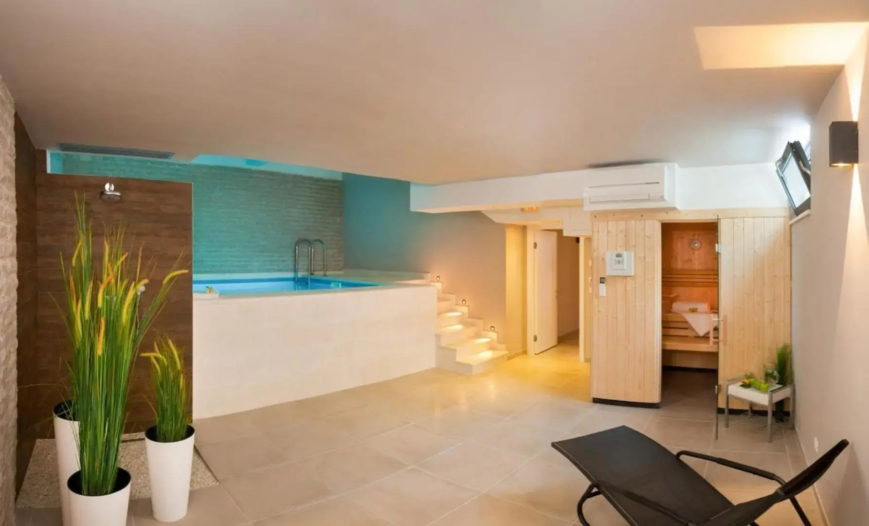 Luxury Beachfront Villa Trogir 2 with private pool, jacuzzi and gym at the beach on Ciovo - Okrug Gornji