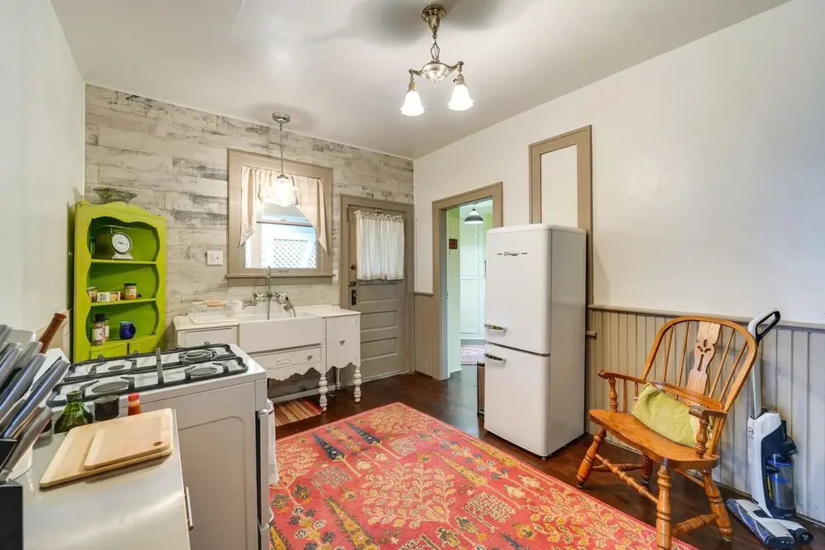 Charming La Conner Vacation Home w/ Fireplace!