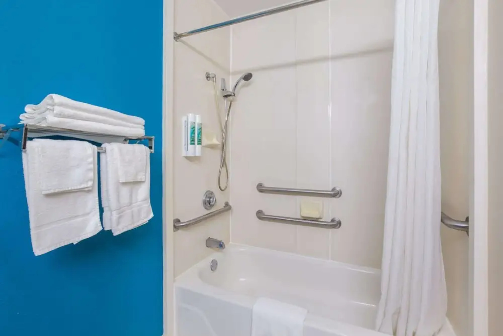 1 Life Studio and Suites