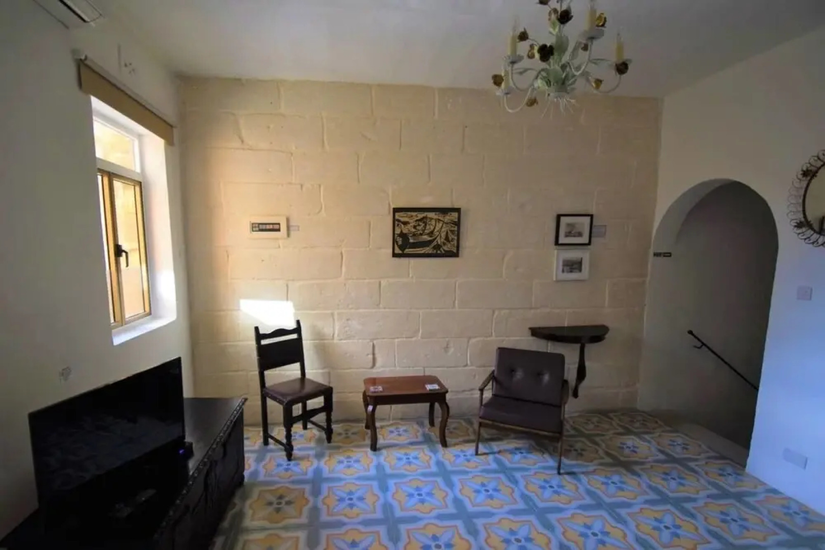 Stylish Maltese Retreat- Stunning Water Views & AC