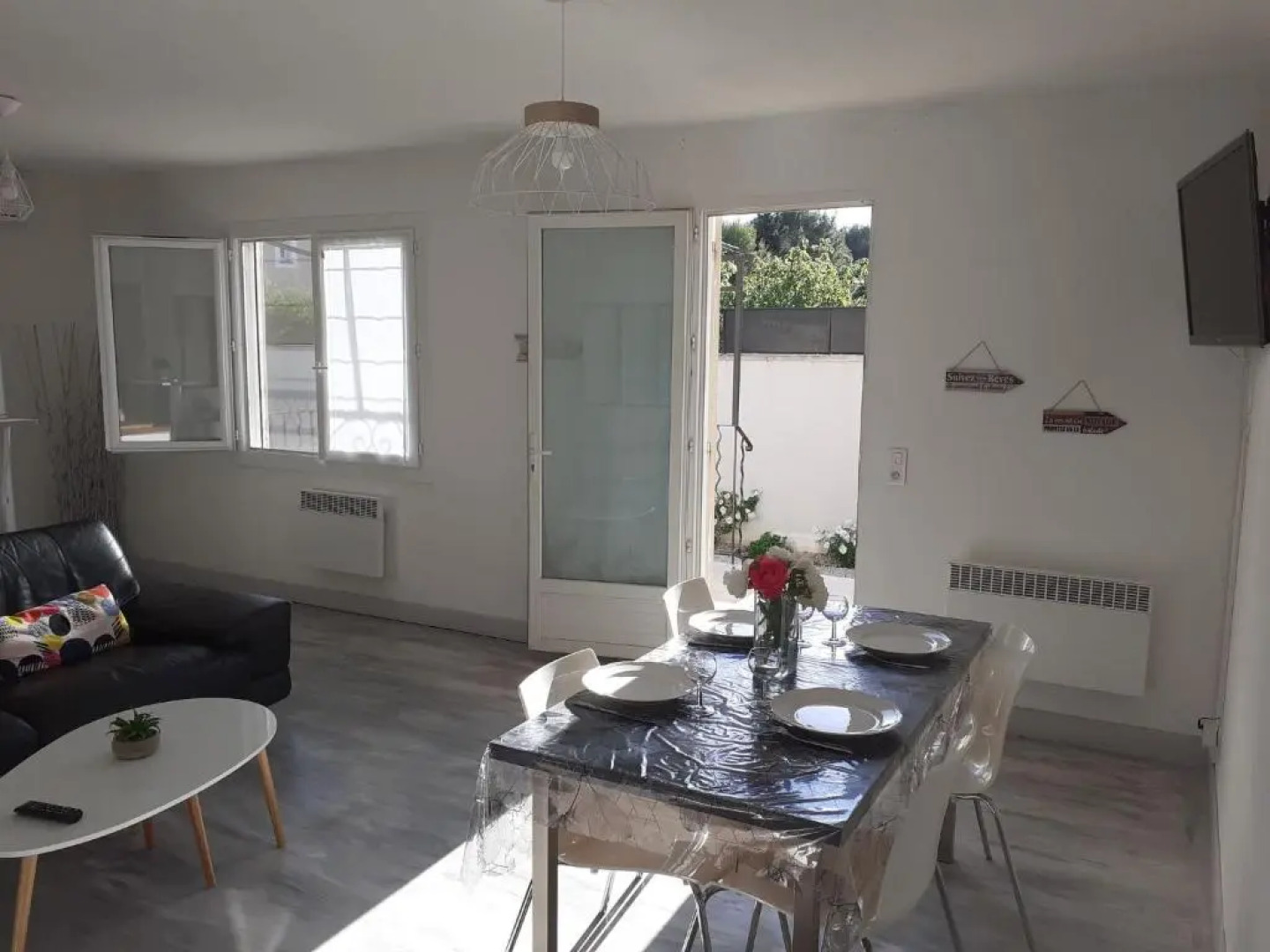 La maison de Manon, 4-5personnes, 75m2, centre village, jardin et wifi