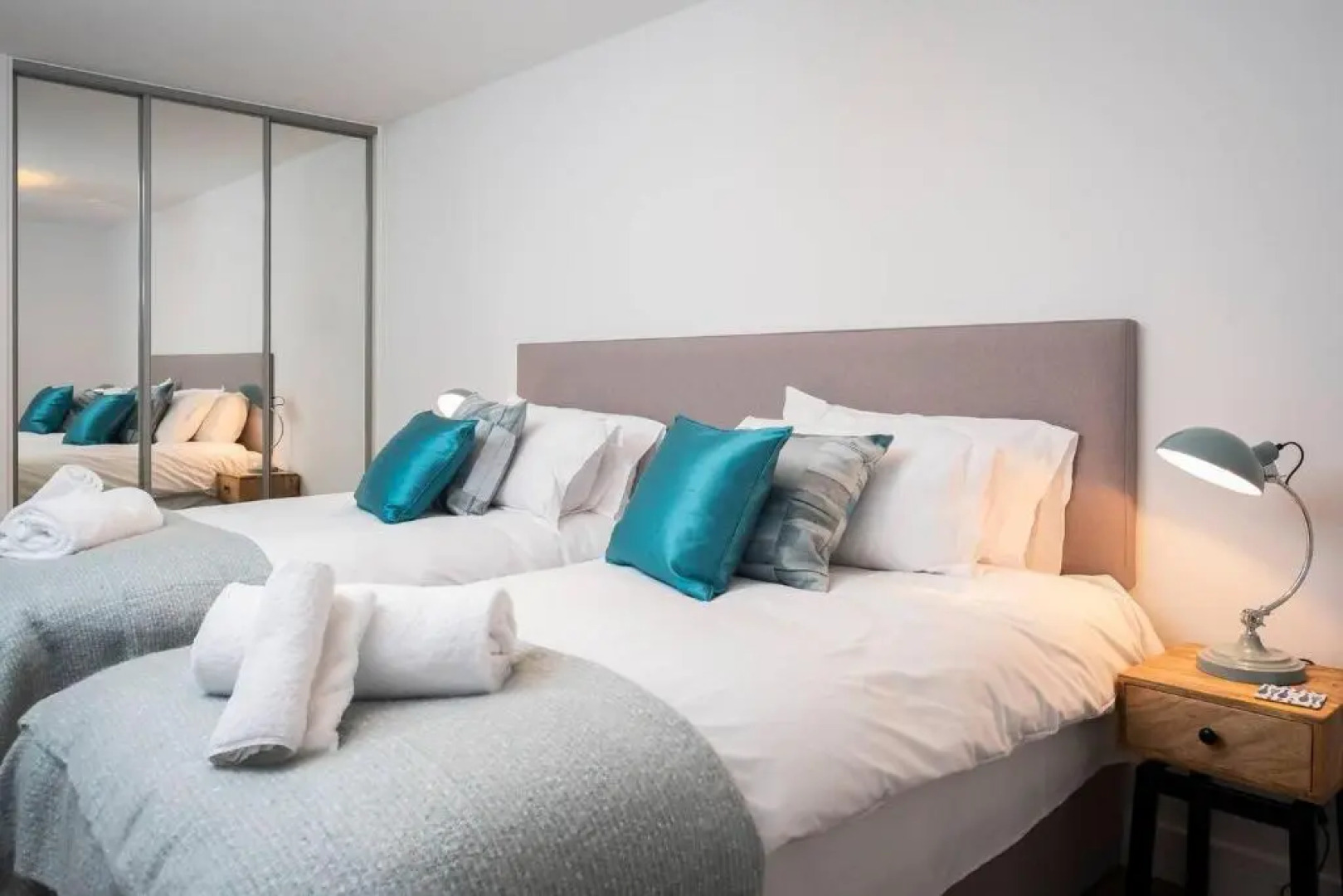 4br-8guests-balcony-beachview-pool-pets