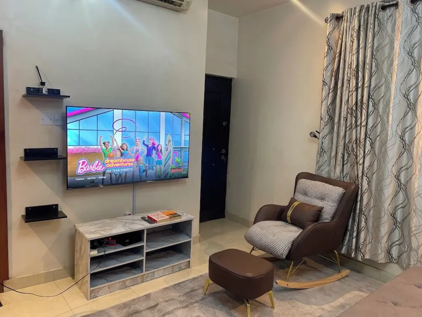 Luxury 4 BR Apt w Parking, Hot Tub, Magodo Estate