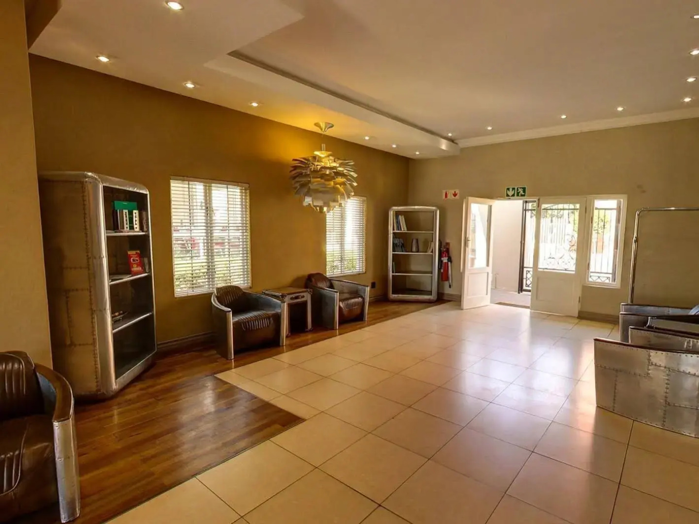 Life Hotel - The Aviator