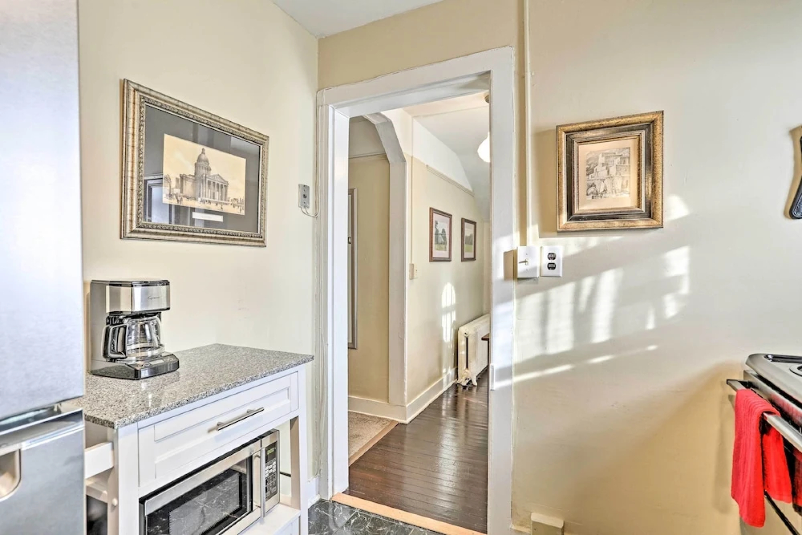 Pet-friendly Apt in 1850's Victorian Mansion!