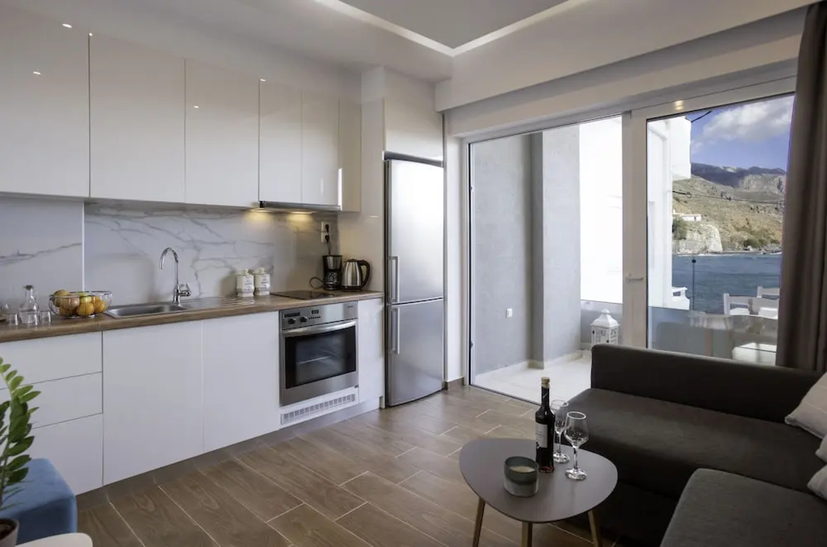 Relaxed Seaside Living, Tris Ekklisies - Sleeps 4