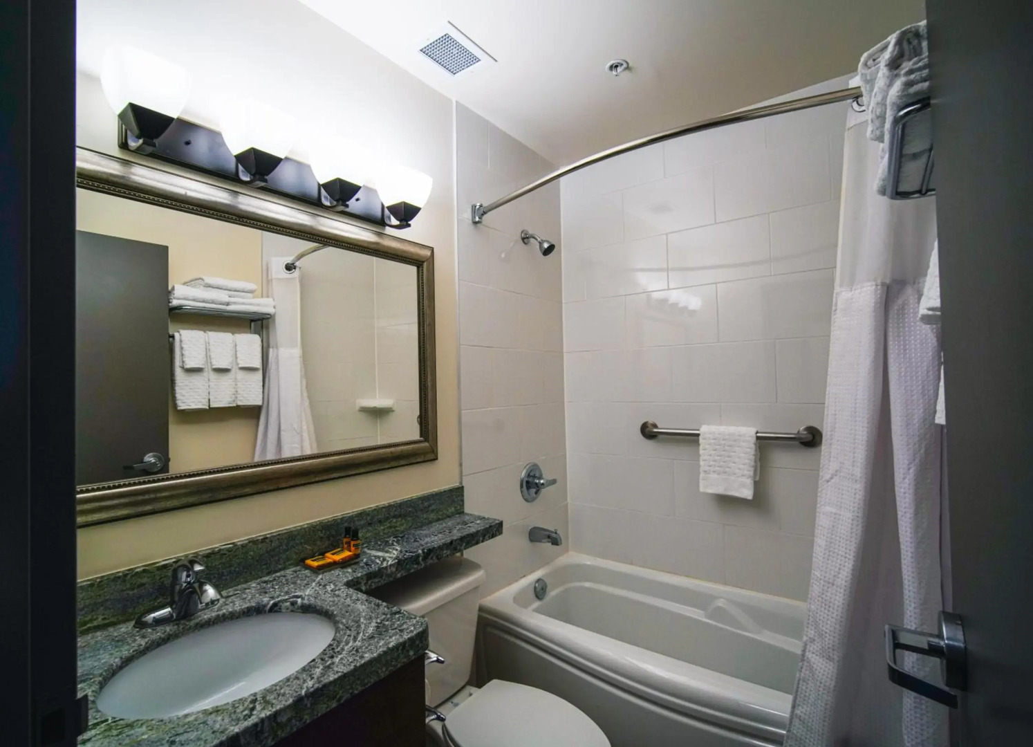 Best Western Plus Chocolate Lake Hotel