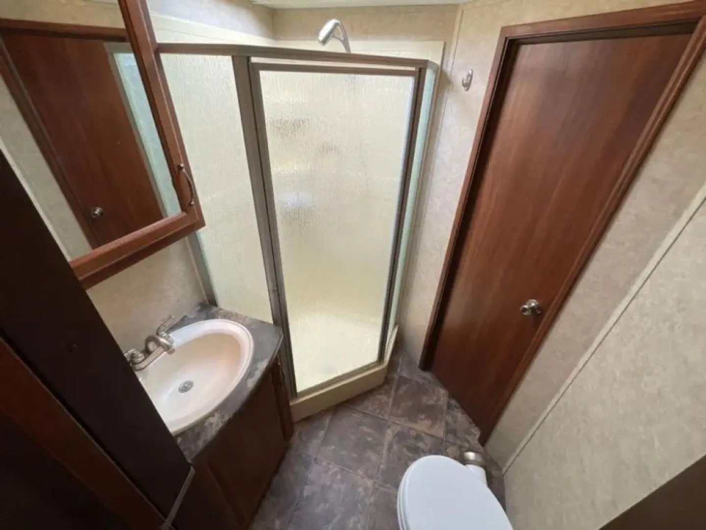 Gorgeous Glamping RV plus Indoor Hot Tub