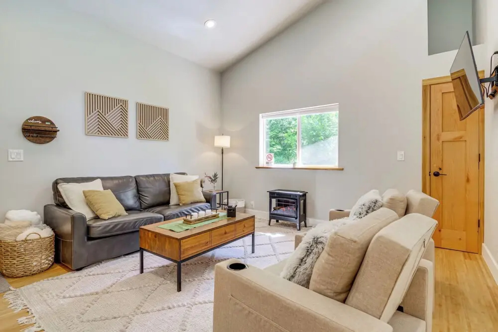 Deck, Hot Tub & Views: Sleek Getaway in Index!