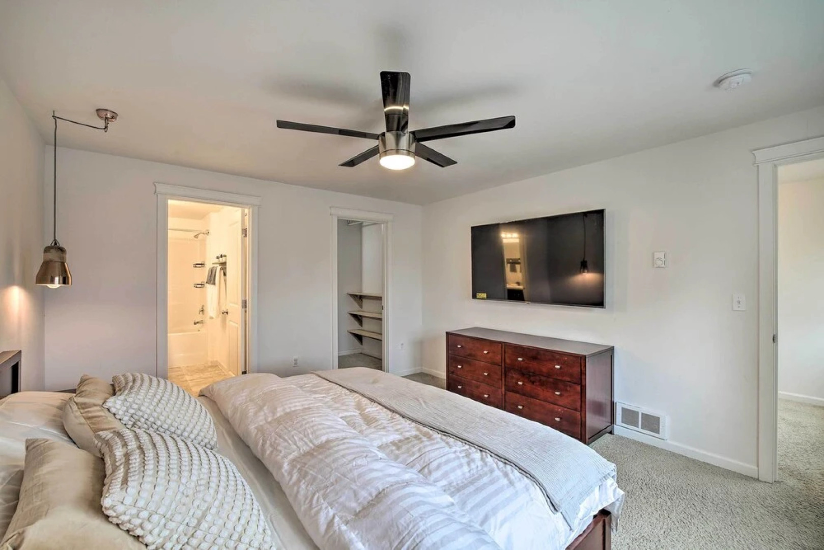 Enumclaw Home - 60 Mi to Mount Rainier!