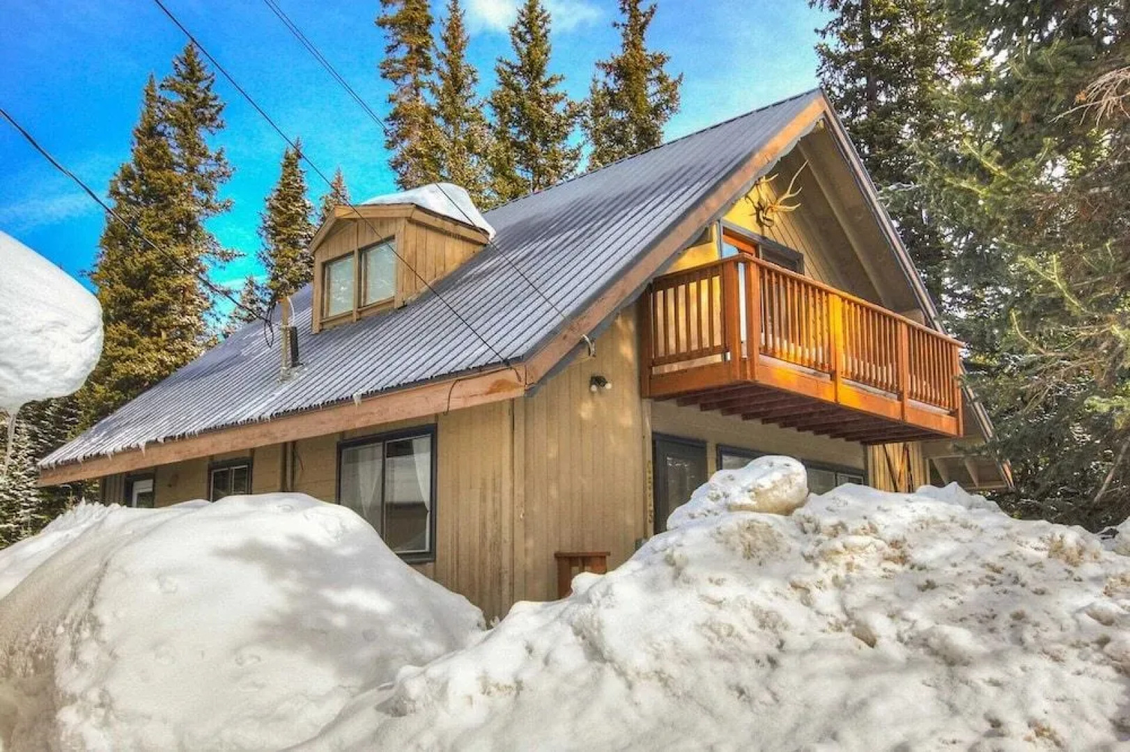 Lazy Dog Lodge 3 Bedroom Home by RedAwning