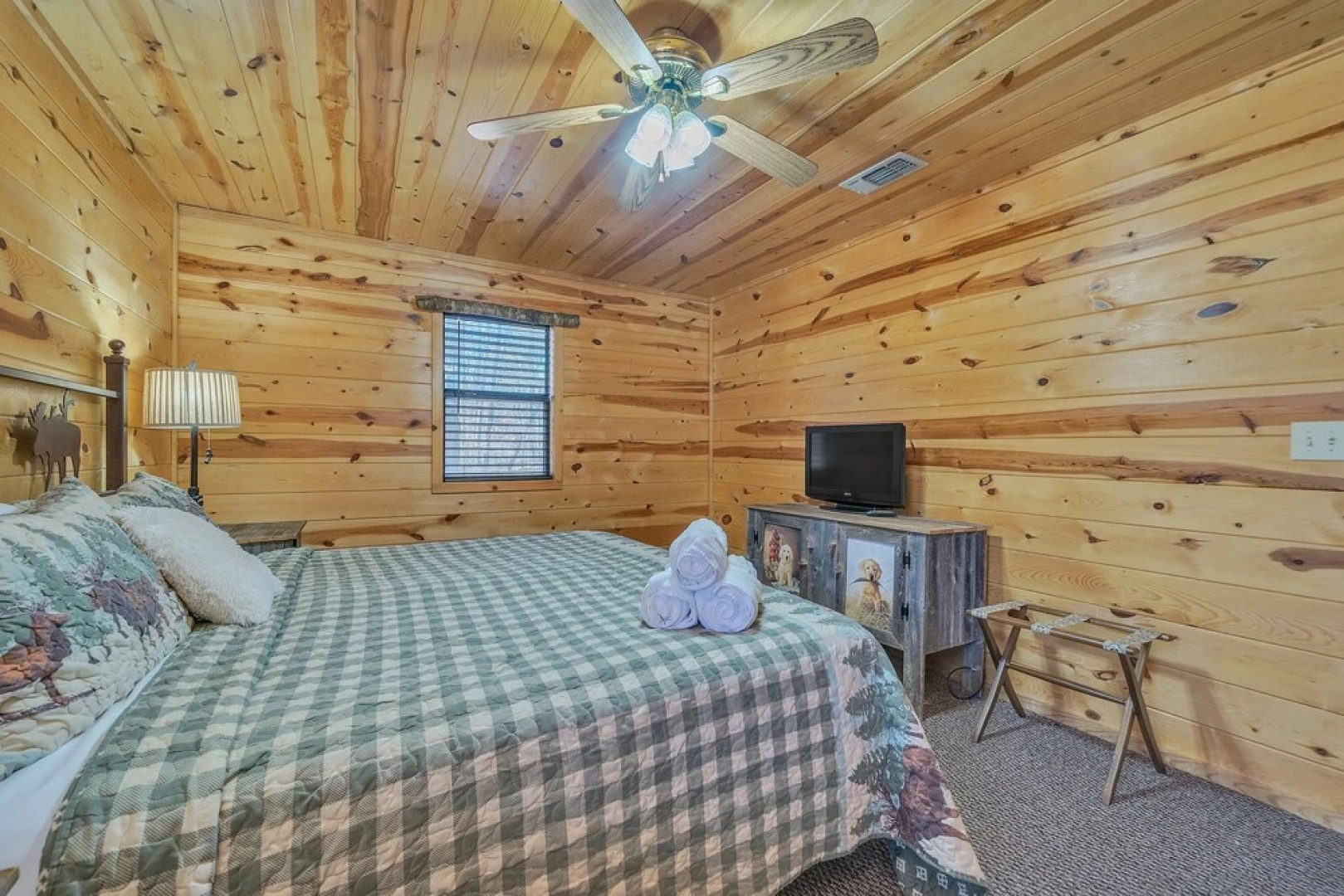 The Honeysuckle 2 Bedroom Cabin by Redawning