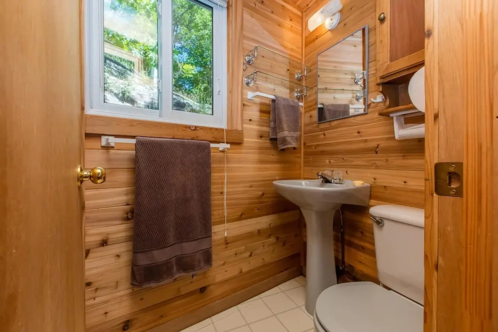 Magic on Little Go Home~3 bedroom cottage + guest cabin on 980 ft shore!