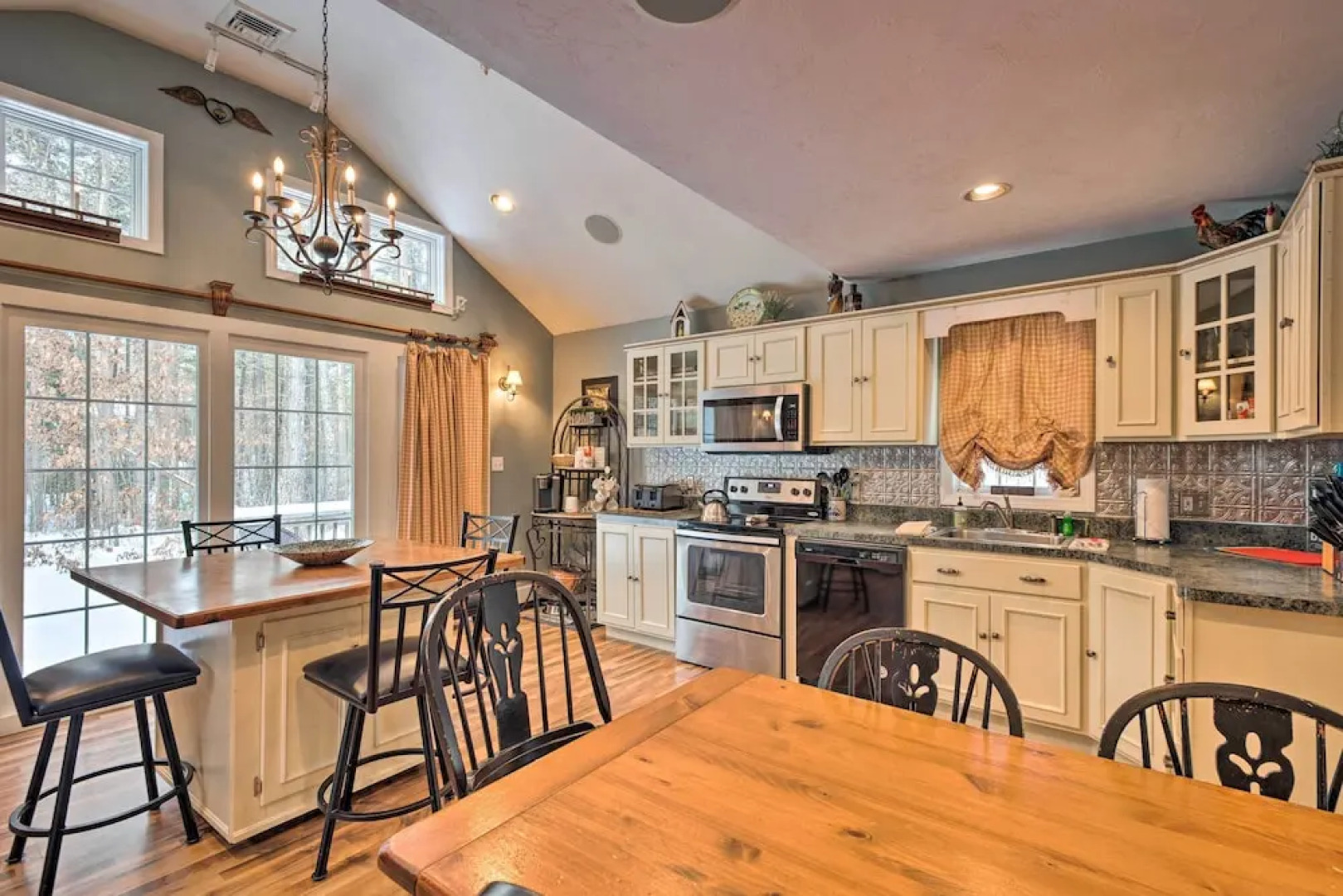 Charming Retreat ~ 1 Mi to Ossipee Lake Marina!