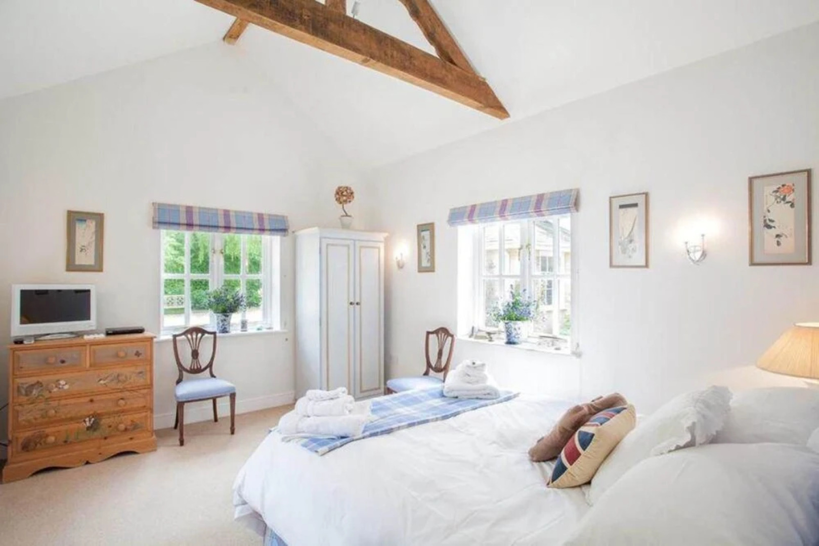 Secluded country house gem with swimming pool & tennis court