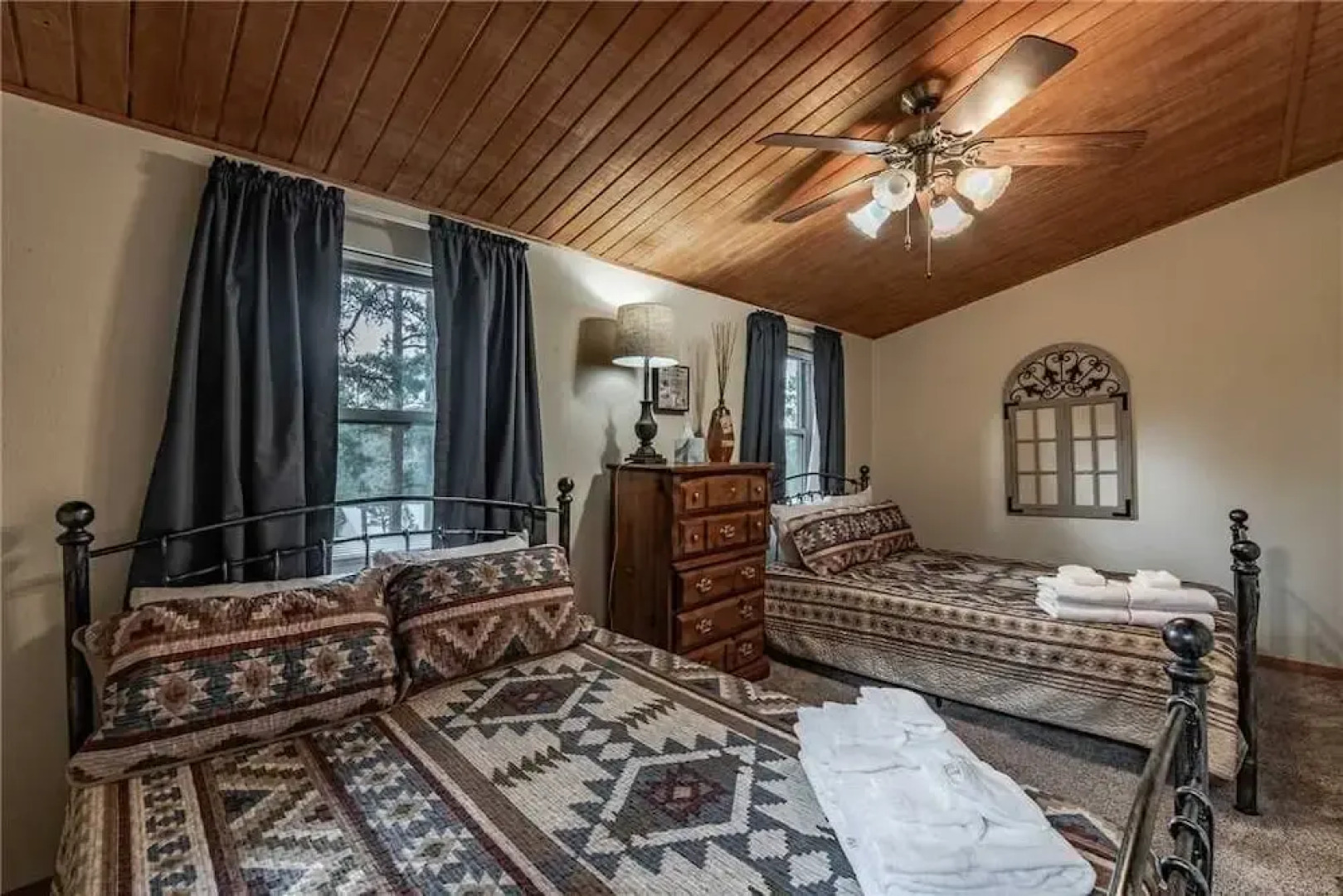 Wild Horse Retreat - Two Bedroom Cabin with Hot Tub