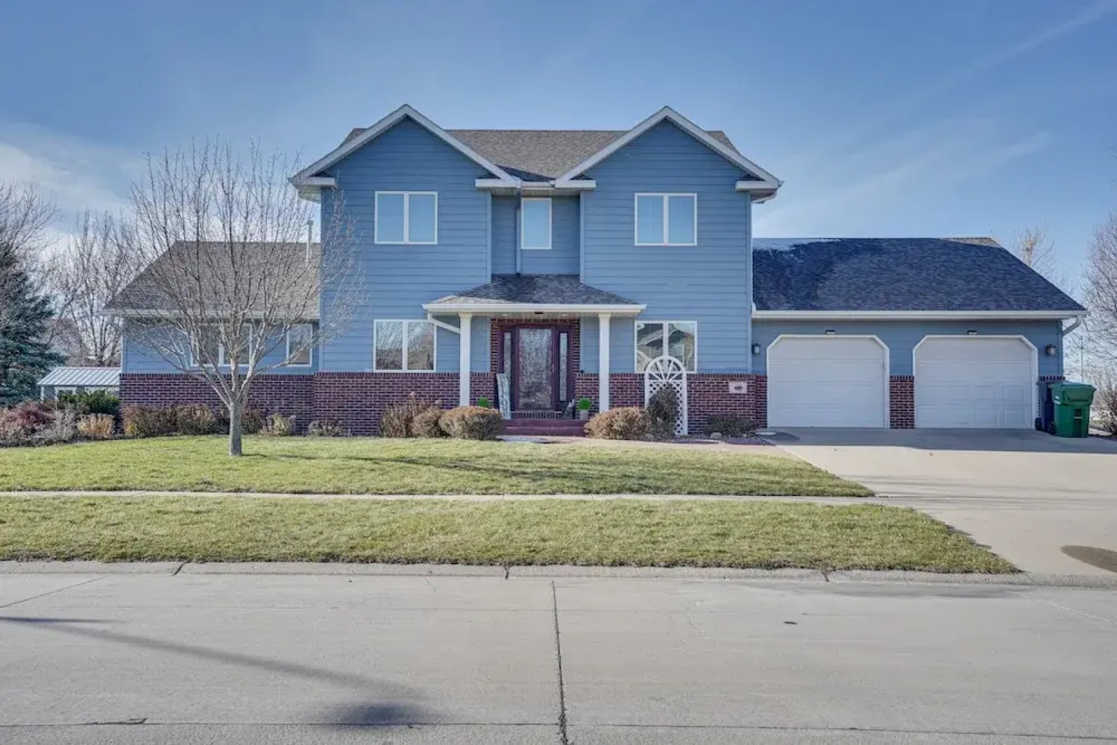 Family Vacation Rental Home ~ 1 Mi to Okabena Lake