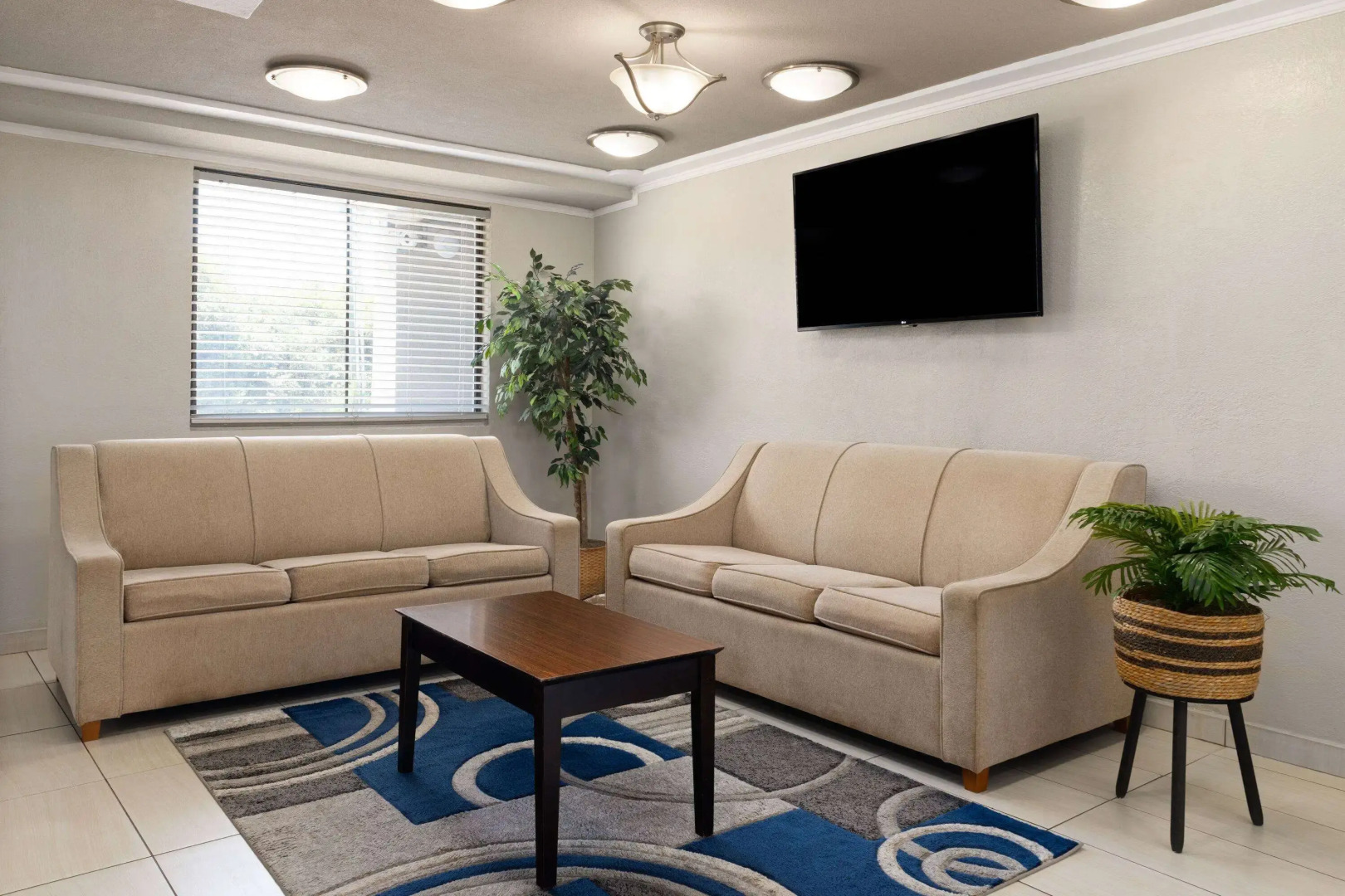 Days Inn & Suites by Wyndham Indianapolis Airport East