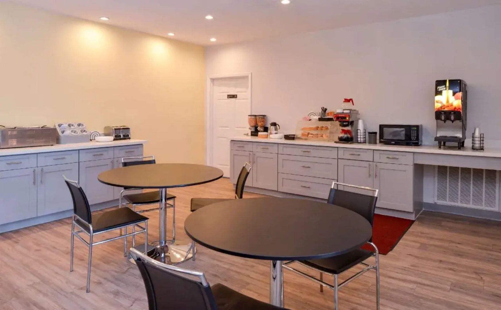 Econo Lodge & Suites