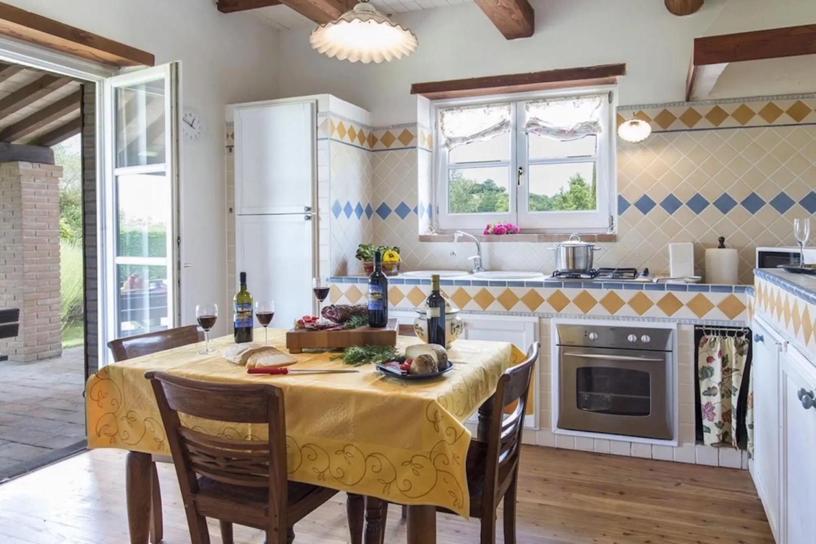 Podere Sassolegno is a uniquely charming house where you can happily spend time relaxing in the gard-Podere Sassolegno