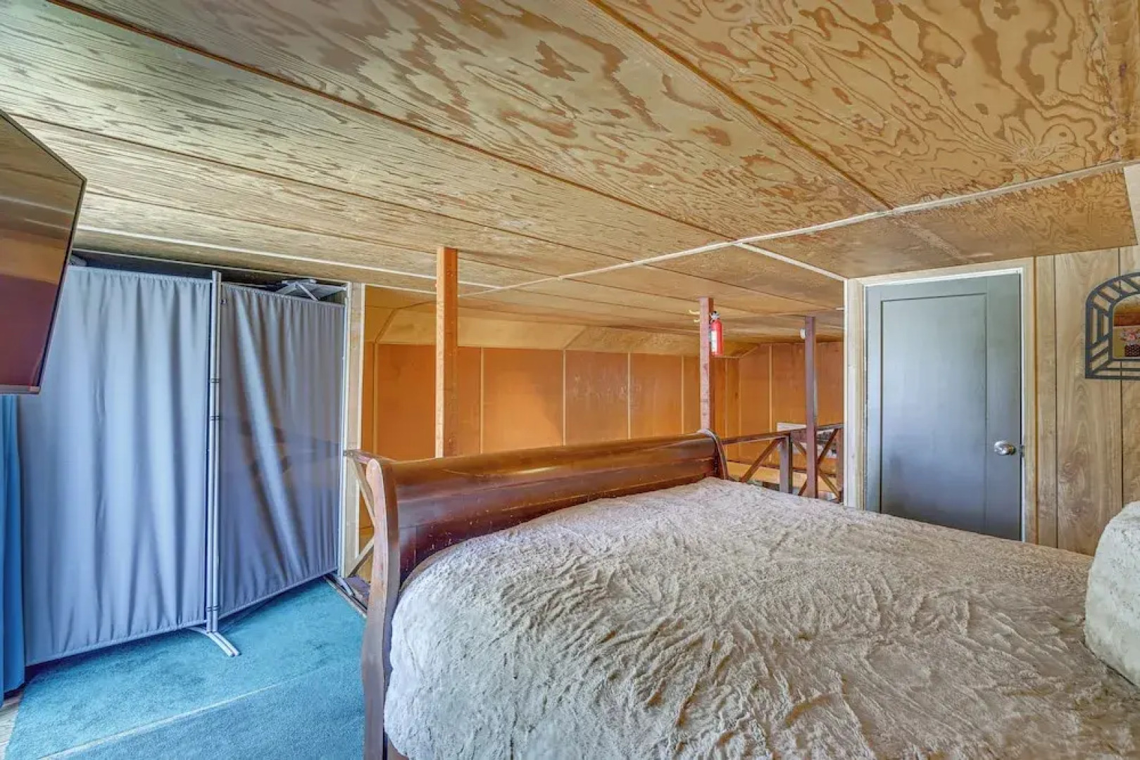 Cozy Crestline Cabin w/ Mountain-view Balcony!