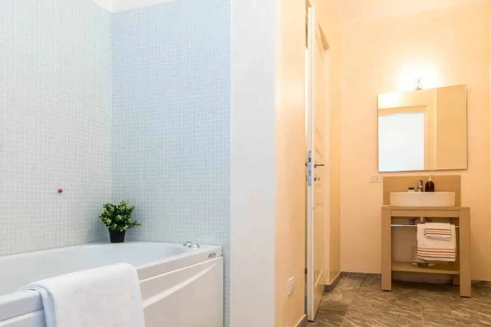 JOIVY Como Pool & Lake