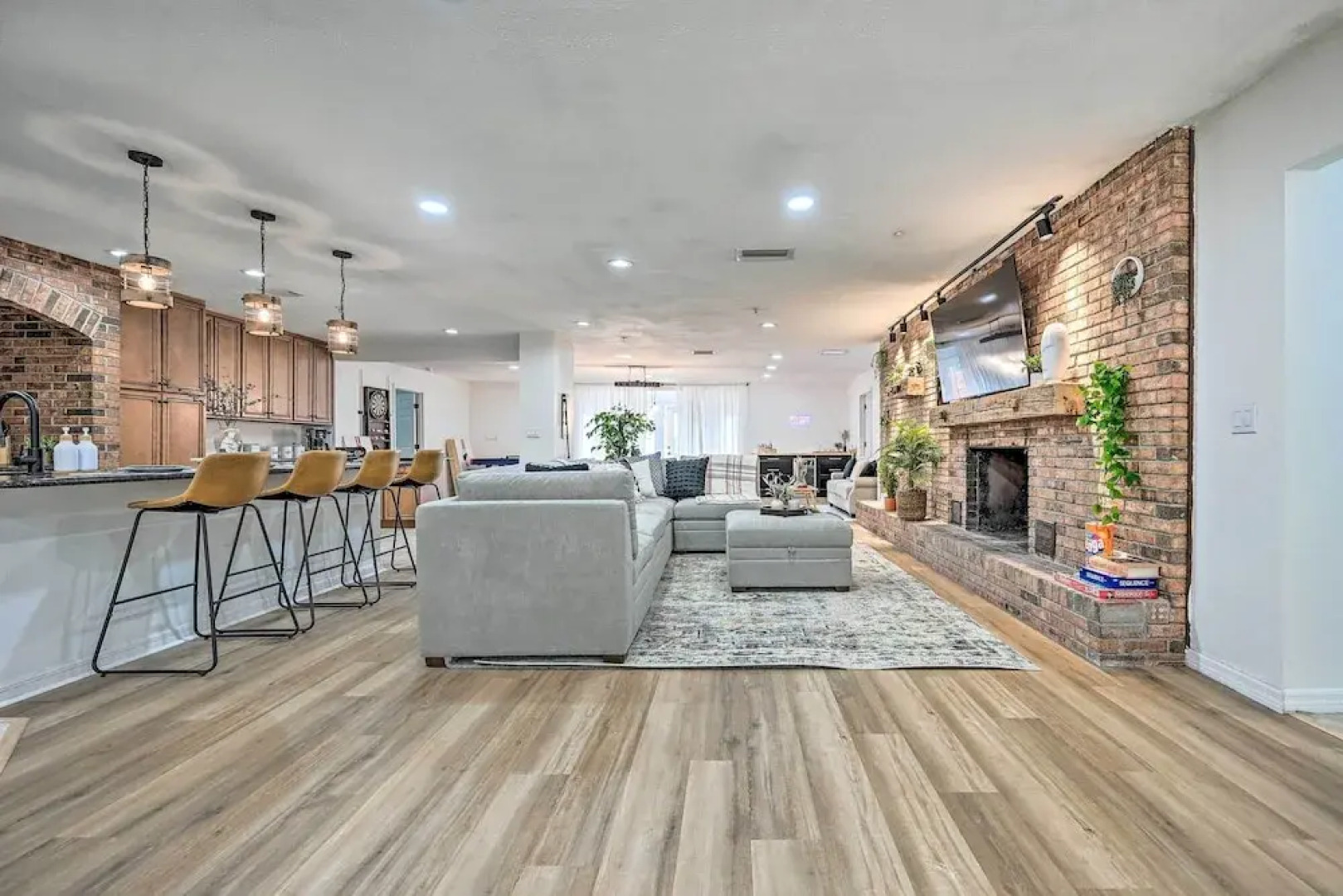 Luxe Brandon Oasis w/ Private Pool & Hot Tub!