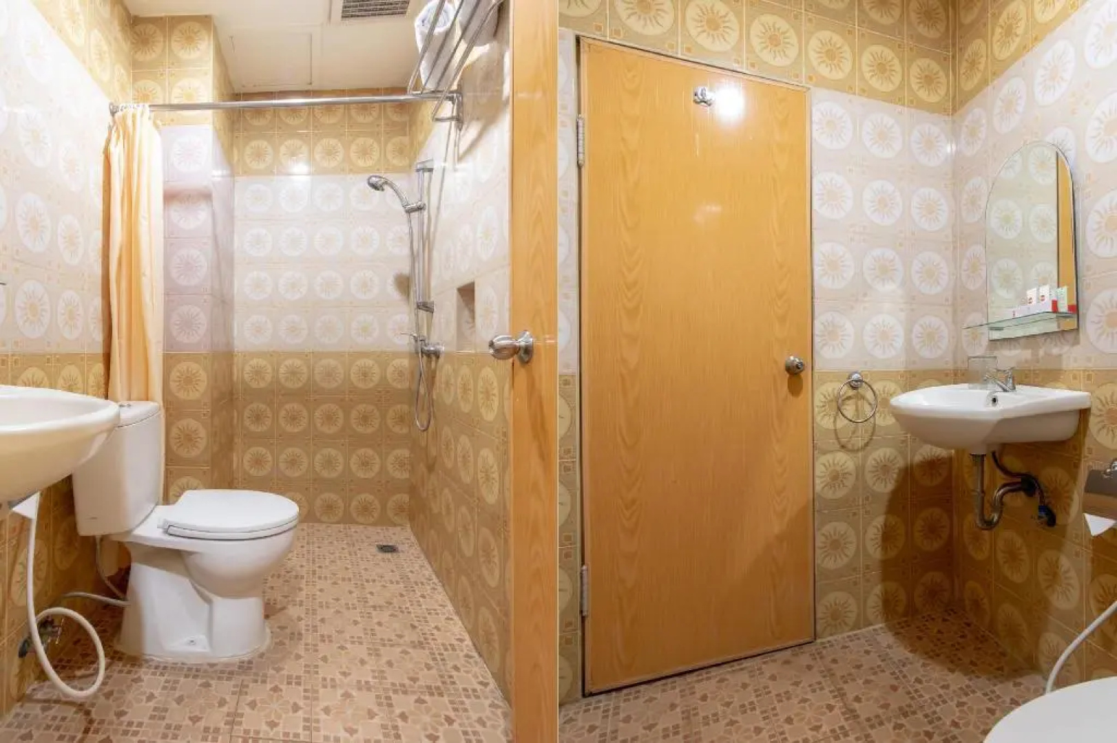OYO 2045 Hotel 211