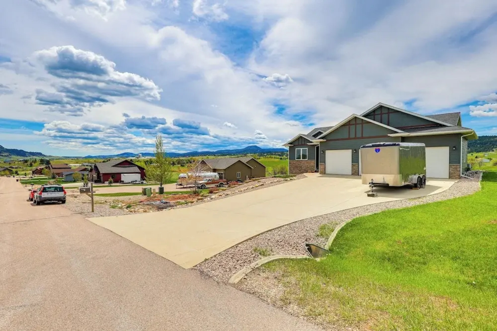 Spearfish Retreat w/ Fireplace + Mountain Views!