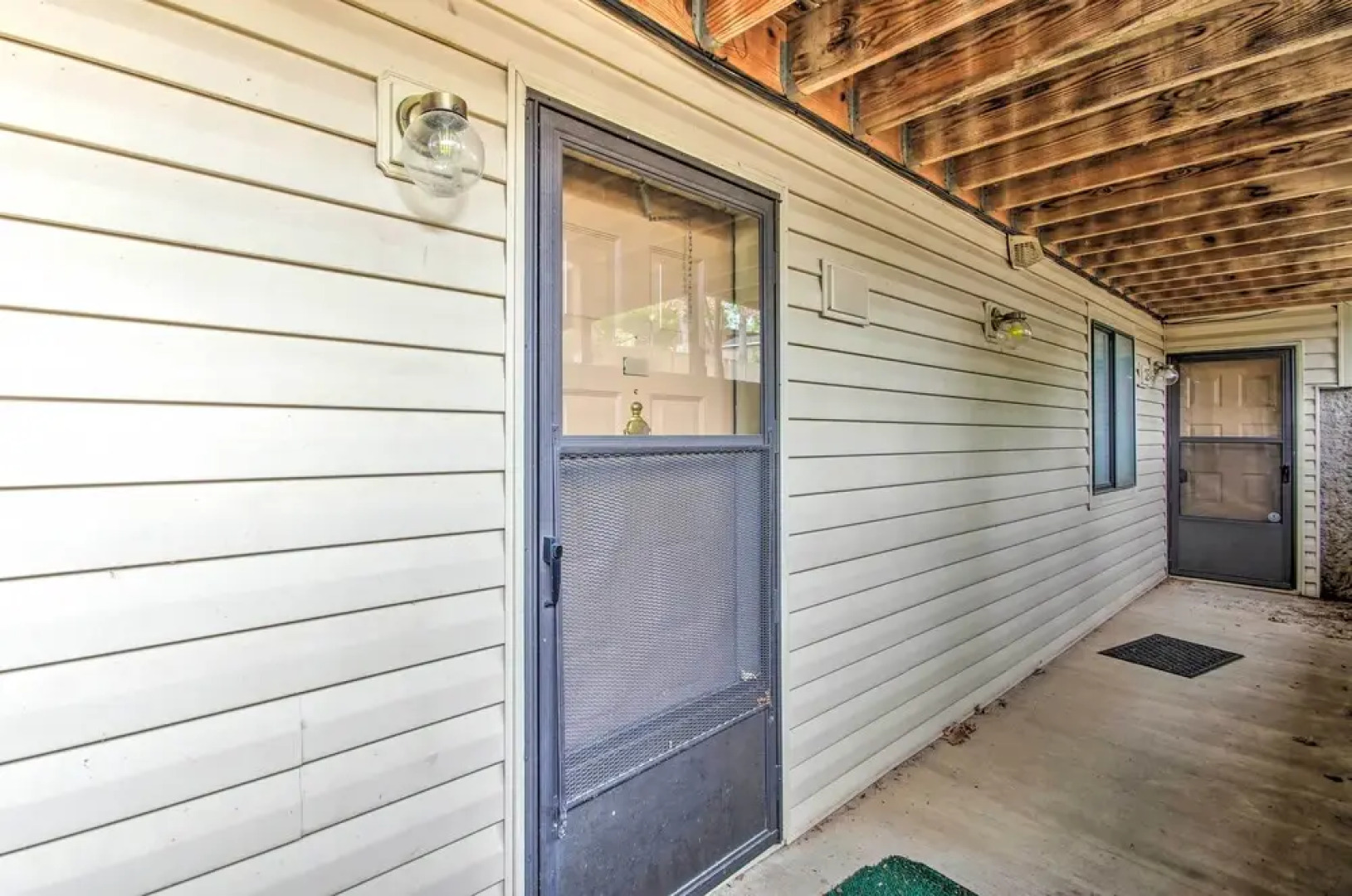 Pool Days & Water Fun Await: Lake Ozark Escape!