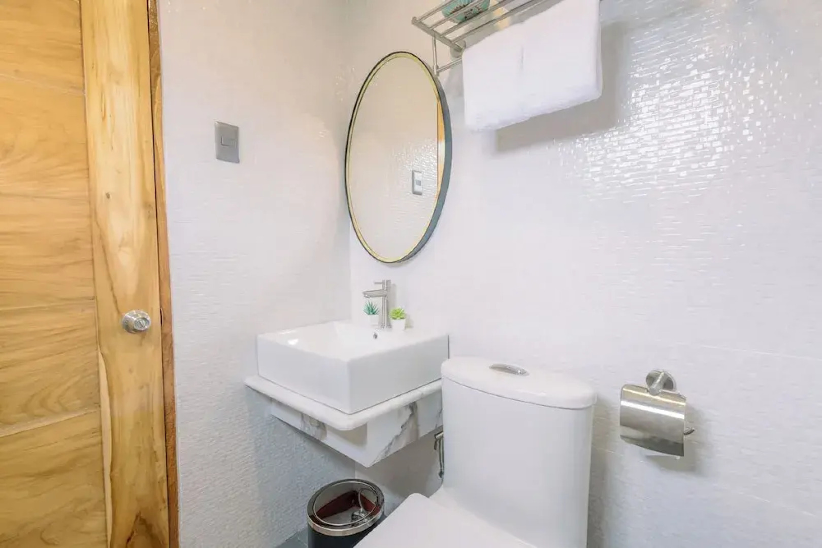 LOBOC RIVERSIDE INN and RESTAURANT