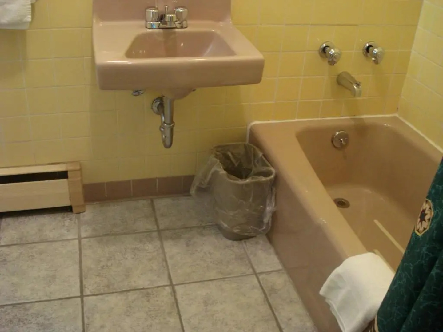 Thruway Holiday Motel