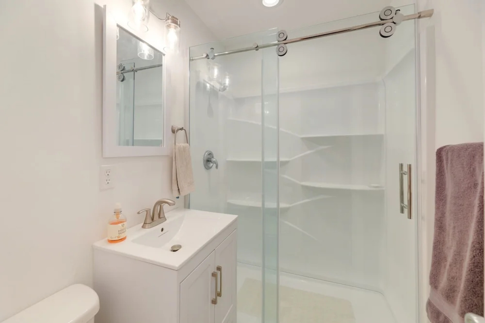 Well-equipped Morehead City Home ~ 5 Mi to Beach!